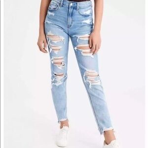 Women’s American eagle destroyed distressed mom jeans size 6